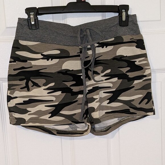 Drawstring camo shorts NWT size medium - Picture 1 of 4